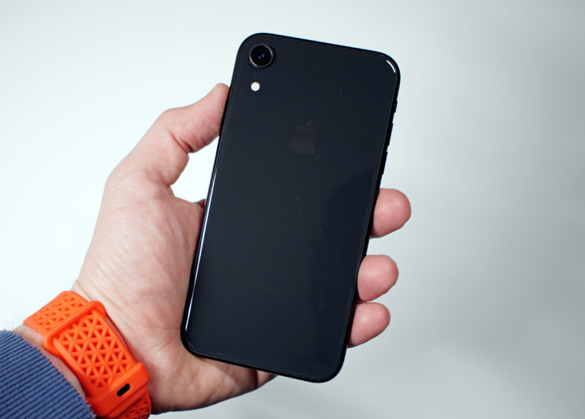 iphone xr review hand 850x609 1